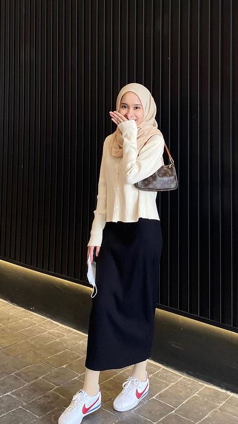 Outfit Ngampus, New Hijab, Outfit Hijab Casual, Rok Outfit, Outfit Korean Style, Hijab Look, Street Hijab Fashion, Mahira Khan, Muslim Outfits Casual