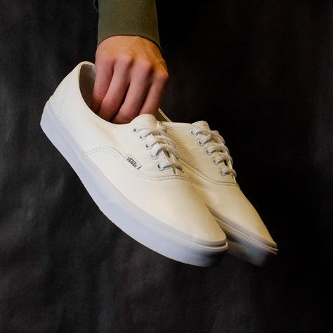 White Vans, Vans Authentic, White Outfits, White Sneaker, How To Look Better, Mens Outfits, Sneakers, My Style, Leather