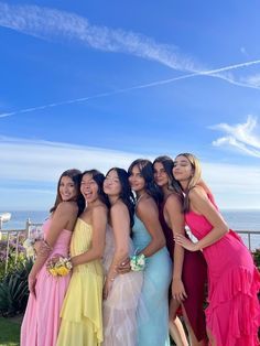 Cute Prom Group Pictures, Prom Picture Poses For Big Groups, Photo Inspo For Hoco, Big Prom Group Pictures, Prom Pics To Recreate, Prom Pose Pictures, Homecoming Friend Pictures Group Photos, Sweet 16 Photoshoot Ideas With Friends, How To Pose For Formal Pictures