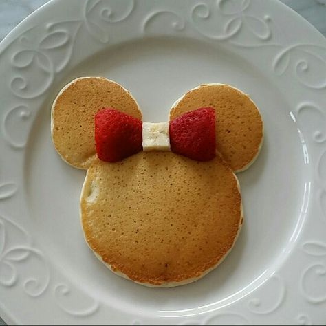 Minnie mouse pancakes with a strawberry and banana Decorações Com Comidas, Food Art For Kids, Easy Food Art, Fun Kids Food, Food Crafts, Breakfast For Kids, Toddler Meals, Kids Snacks, Food Humor