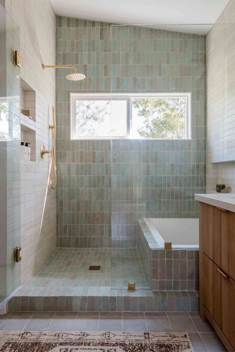 17 Luxurious Walk-In Shower Ideas That’ll Make Your Bathroom Feel Like a Legit Spa Small Master Bath, Bathroom With Tub, Bathroom Design Trends, Bad Inspiration, Bad Design, Bathroom Spa, Bath Room, Shower Remodel, Bathroom Renos