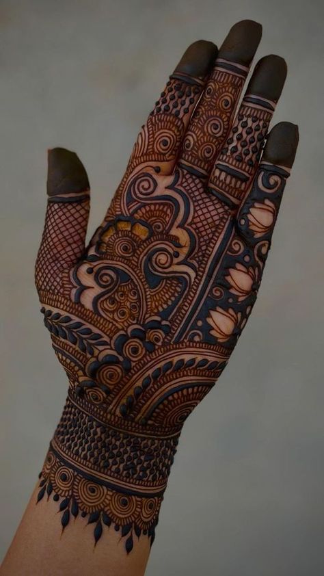 Brides Mehndi, Mehendi Bridal, Mehndi Bridal, Beautiful Simple Mehndi Design, Unique Henna, Front Mehndi Design, Palm Mehndi Design, Mehndi Outfit, Henna Designs For Men