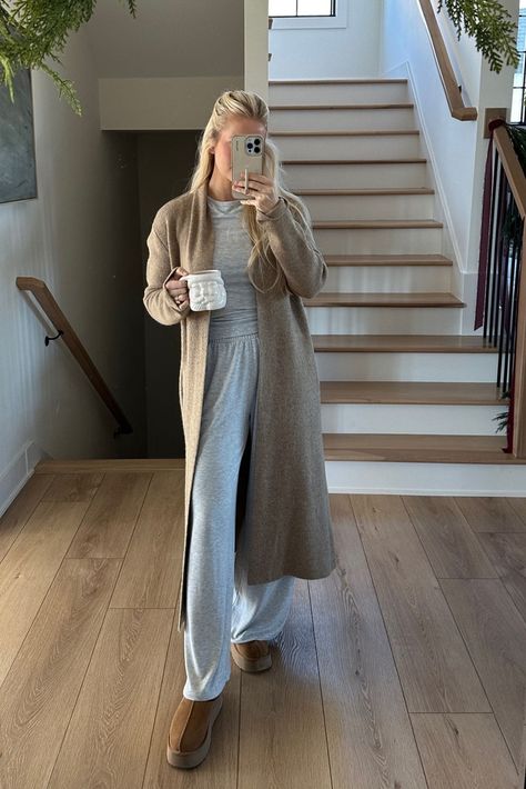 Lounge Thanksgiving Outfit, Christmas Day Lounge Outfit, Casual Lounging Outfits, Comfy Work Casual Outfits, Holiday Cozy Outfit, Casual Lounge Outfits Winter, Mom Fashion Fall 2024, Loungewear Sets For Women, Cozy Christmas Morning Outfit