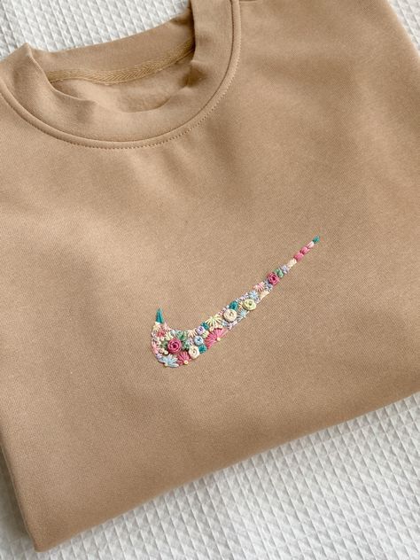 Embroidery Designs Pullover, Embroidery T Shirt Designs, Pretty Embroidery Designs, Emboridary Designs Sweatshirt, Embroidering Sweatshirts, Trending Embroidery Designs, Embroider T Shirt, Embroidery Ideas On Clothes, Crew Neck Embroidery Ideas