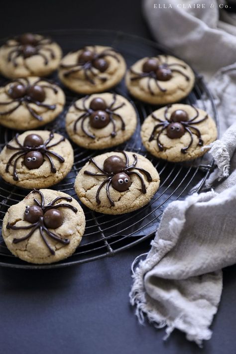 Adorably spooky peanut butter spider cookies that are easy so make and perfect for Halloween parties! The chocolate candies and peanut butter are a match made in heaven in this delicious treat! Peanut Butter Spider Cookies, Peanut Butter Blossom, Malted Milk Balls, Spider Cookies, Peanut Butter Blossom Cookies, Easy No Bake Cheesecake, Blossom Cookies, Peanut Butter Blossoms, Chocolate Candies