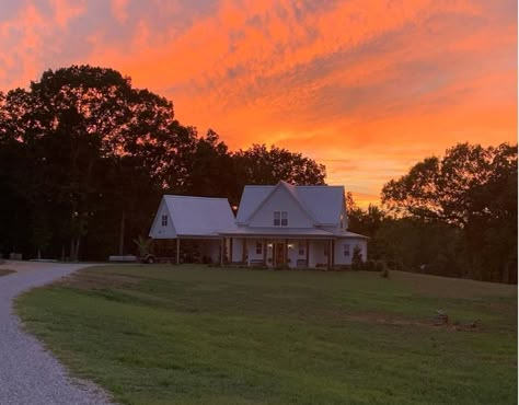 Ranch House Aesthetic, Old Country Aesthetic, Tennessee Ranch, Country Ranch House, Southern Aesthetic, Country Ranch, Prairie Home, Ranch Homes, Dream Life House