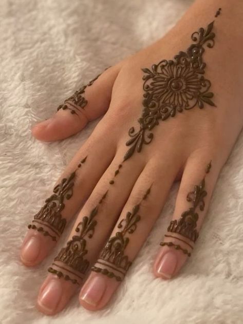 Simple Hand Henna Easy, Kid Henna, Small Mehandi, Small Mehendi Designs, Pretty Mehndi Designs, Desi Tattoo, Easy Mehndi Designs Simple, Hannah Designs, Minimal Henna Designs