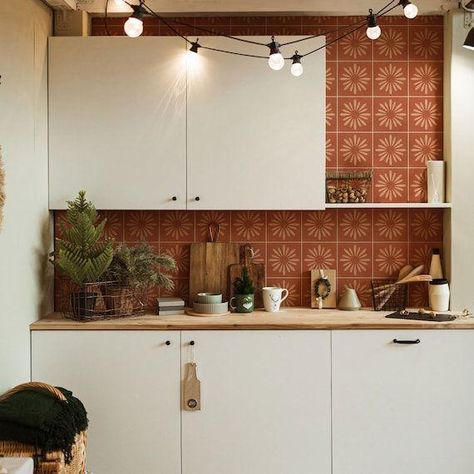 25 Stunning Terracotta Kitchen Backsplash Ideas for a Cozy, Modern, and Rustic Home Design Terracotta Kitchen Walls, Terracotta Kitchen Tiles, Terracotta Kitchen Floor, Terracotta Backsplash, Teal Floor, Terracotta Kitchen, Orange Tiles, Terracotta Tile, Backsplash Panels