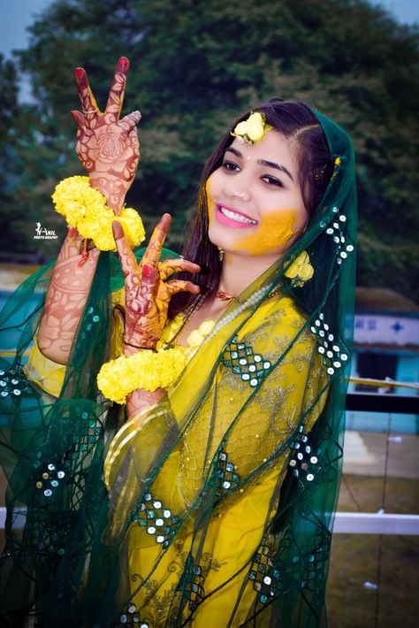 Haldi Poj Girl, Haldi Girls Shoot, Haldi Closeup Photo, Haldi Ceremony Photography Poses, Haldi Girl, Haldi Boy, Haldi Stills, Couple Wedding Dress Indian Hindu, Mehendi Ceremony Outfits