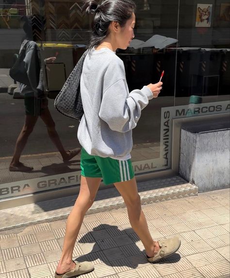 Adidas Shorts Outfit, Grandpa Fashion, Madison Beer Outfits, Sporty Chic Style, Green Adidas, Mama Style, Shorts Outfit, Love Clothing, Adidas Shorts