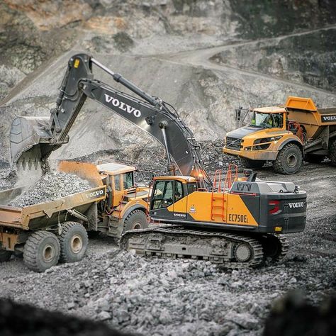 Caterpillar Equipment, Dream Cars Mercedes, Heavy Construction Equipment, Yellow Plants, Best Poses For Photography, Machine Photo, Sand And Gravel, Construction Machines, Mining Equipment