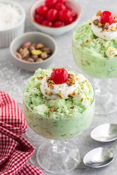 Watergate Salad Recipe - Amanda's Cookin' - Pudding Recipes Watergate Salad Recipe, Lime Jello Salads, Jello Mold Recipes, Fluff Salad Recipes, Desserts Aesthetic, Easy Fruit Salad Recipes, Watergate Salad, Pistachio Salad, Jello Dessert Recipes