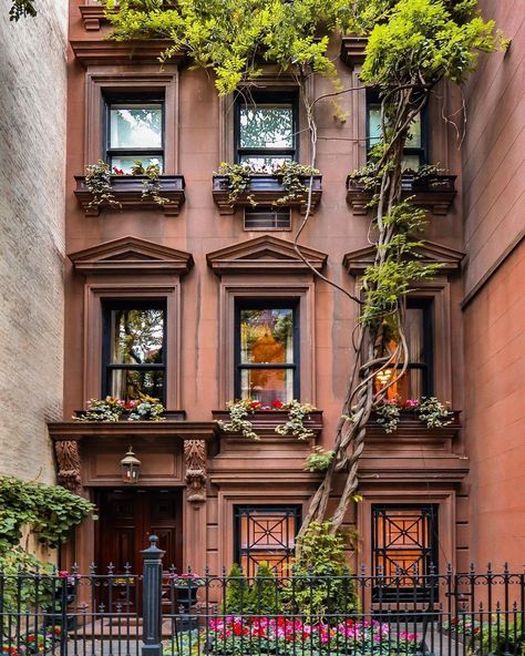 Nyc Brownstone, Brownstone Homes, New York Brownstone, New York Townhouse, Stone Exterior Houses, Townhouse Exterior, Town Houses, Brooklyn Brownstone, New York Architecture