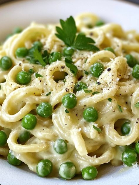 Pasta e Piselli Pasta And Peas Italian, Peas And Pasta Recipe, Green Pea Pasta, Pasta With Peas And Bacon, Peas And Pasta, Pasta And Peas, Pasta Peas, Pea Pasta, Pasta With Peas