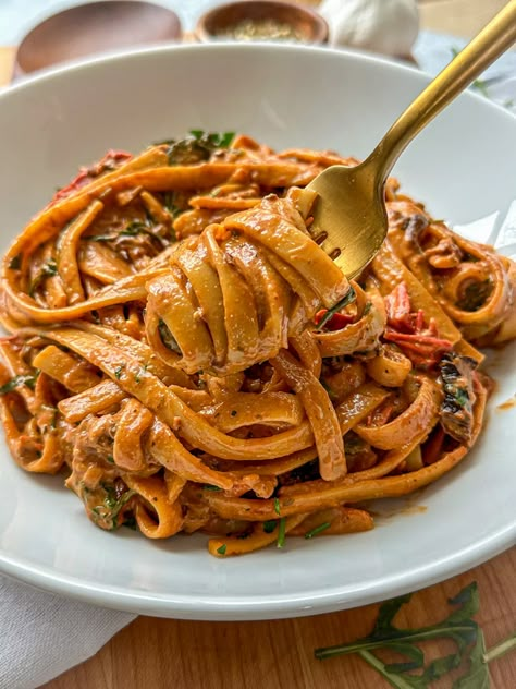 Vegan Creamy Sun Dried Tomato Pasta - Jackfruitful Kitchen Sun Gold Tomato Pasta, Pasta Dishes Vegan, Marry Me Pasta Vegan, Best Vegan Dishes, Saucy Pasta Recipes, Vegan Fine Dining Recipes, Vegan Tomato Pasta, Creamy Sun Dried Tomato Pasta, Low Calorie Pasta Recipes