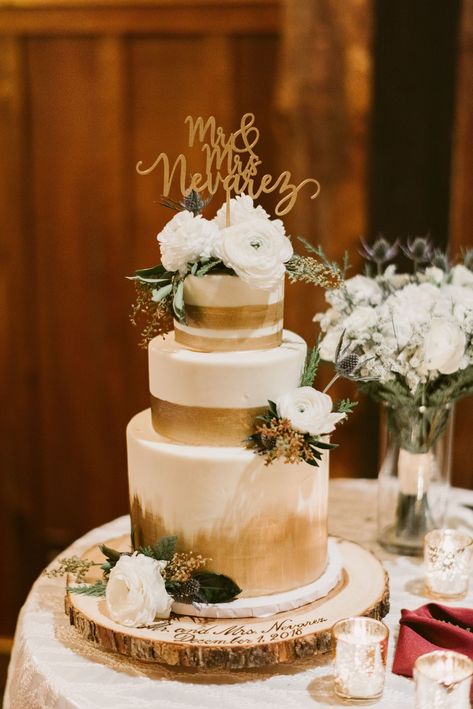 Simple Wedding Cake White And Gold, White And Gold Cake Ideas, White And Golden Cake, Gold Tiered Cake, White Gold Wedding Cake, Wedding Cake With Gold Foil, White And Gold Three Tier Cake, Gold And White Wedding Cake, White And Gold Marble Wedding Cake