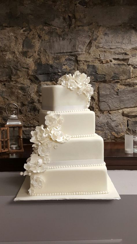 Elegant white square wedding cake with sugar flowers Plain Wedding Cake With Flowers, Square Wedding Cakes Elegant, Httyd Wedding, Plain Wedding Cakes, Wedding Cake Square, Square Wedding Cake, Wedding Cakes Elegant, Square Wedding Cakes, White Cake Recipe