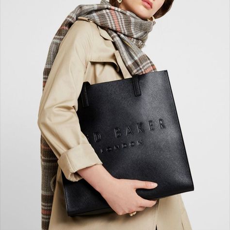 Perfect for carrying all your essentials in style #leathertote #minimalistaccessories #capsulewardrobe Ted Baker Black Bag, Ted Baker Tote Bag, Cloth Tote Bags, Tote Bag Outfit, Functional Wardrobe, Ted Baker Bag, Minimalist Accessories, Bag Outfit, Alice Mccall