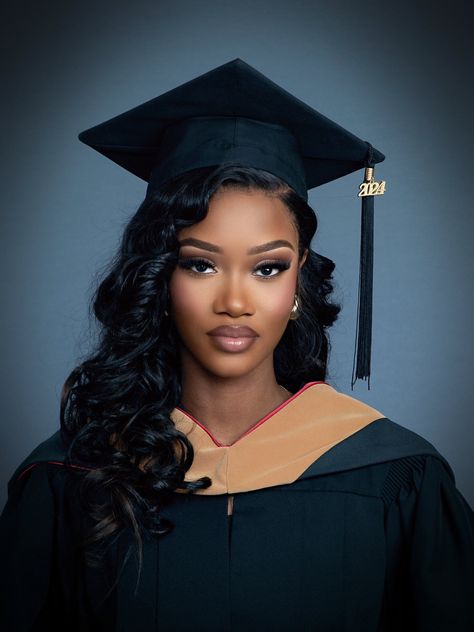 Graduation Potraits Idea, Mastered It Graduation Pictures, Degree Graduation Pictures, Master Degree Photoshoot, Senior Pictures Outfits Black Women, Masters Degree Photoshoot, College Photoshoot, Graduation Hairstyles With Cap, Graduation Pic Ideas