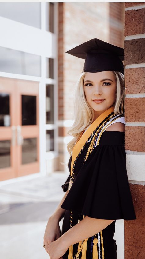 Graduation picture Uhcl Graduation Pictures, 2023 Senior Picture Ideas, Iu Graduation Pictures, Graduation Day Photos, University Graduation Poses, Classy Graduation Photoshoot, Graduation Day Photo Ideas, Graduation Poses With Dog, Ole Miss Graduation Pictures