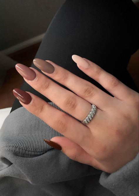 Nails For Cinnamon Dress, Fall Autumn Nails Almond, Autumn Nail Asthetic, Fall Transition Nails Almond, Simple Nails Fall Shades, Acrylic Nails Autumn 2023, Fall Nails Shades Of Brown, Nail Inspired Fall, Neutral Almond Nails Classy Brown