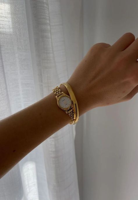 Small Watches Women, 90s Watch, Sleek Watch, Vintage Gold Watch, Vintage Watches Women, Gold Watches Women, Watch Trends, White Watch, Classy Jewelry