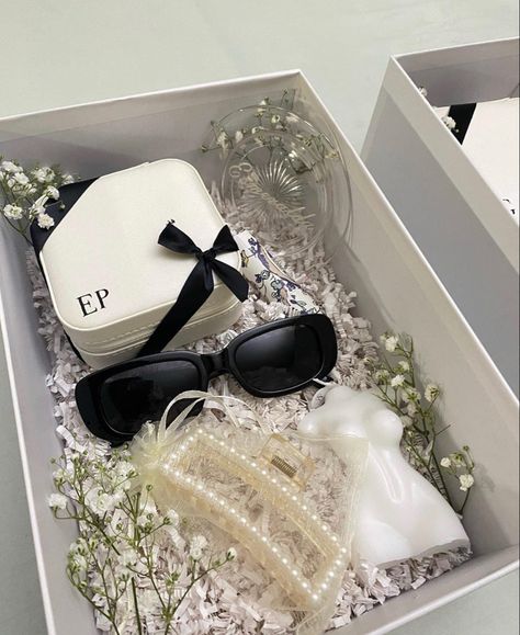 Bachelorette Asking Bridesmaid Proposal, Beidesmaid Gifts, Bachelorette Party Boxes Gift Ideas, Bridesmaid Proposal Box Aesthetic, Bridesmaid Proposal Expensive, Bridesmaids Baskets Ideas, Cute Simple Bridesmaid Proposal, Black Bridesmaid Gifts, Bridesmaid Boxes Black