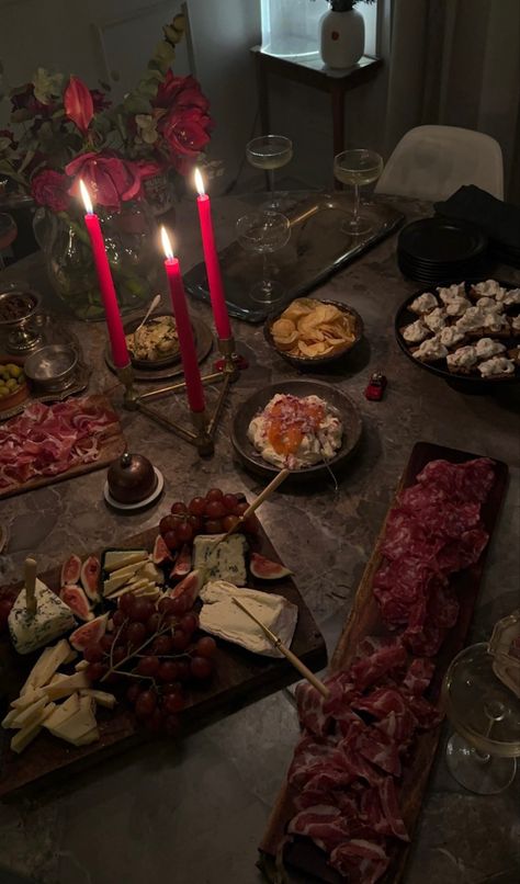 Spooky Dinner Party Ideas, Baking Dark Aesthetic, Dark And Moody Birthday Party, Full Moon Dinner Party, Aesthetic Halloween Food, Witch Aesthetic Party, Vampire Foods Party Ideas, Vampire Charcuterie Board, Vampire Party Ideas Decoration