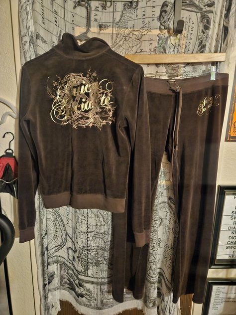 Vintage Juicy Couture Tracksuit, Brown Juicy Couture Tracksuit, Brown Tracksuit, Thrift Inspiration, 2000s Stuff, Brown Juicy Couture, Juicy Couture Clothes, Juicy Tracksuit, Y2k Tracksuit