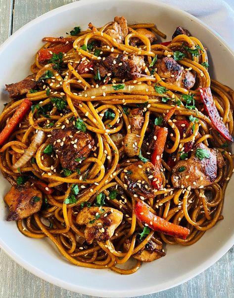 Blackstone Recipe, Blackstone Chicken, Chicken Lo Mein Recipe, Homestead Cooking, Outdoor Griddle, Chicken Dinner Ideas, Hibachi Chicken, Recipes Using Bananas, Yum Sauce