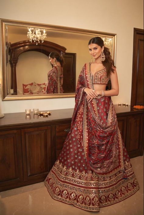 Anita Dongre Lehenga, Dupatta Draping Styles, Manish Malhotra Lehenga, Indian Wardrobe, Tara Sutaria, Simple Lehenga, Bridal Dupatta, Indian Outfits Lehenga, Lehenga Designs Simple