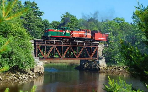 Fall Foliage Train Tours in New England - New England Today Vermont Foliage, Maine In The Fall, Lake Winnipesaukee, Mid July, Scenic Railroads, Train Tour, New England Travel, New England Fall, Train Pictures