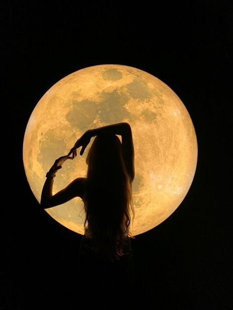 Siluete Umane, Spiritual Artwork, Dark Feminine Aesthetic, Moon Photography, Moon Child, الرسومات اللطيفة, Divine Feminine, Photography Inspo, Aesthetic Photo