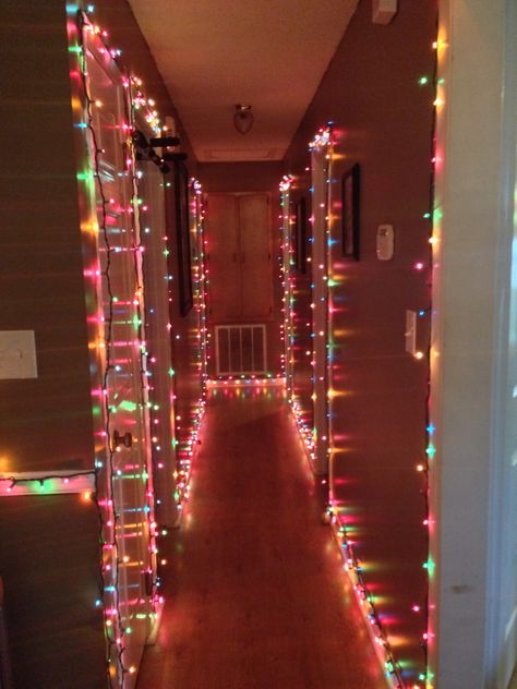 Christmas Hallway, Christmas Lights Inside, Indoor Christmas Lights, Christmas Decorations Apartment, Diy Christmas Lights, Hanging Christmas Lights, Classic Christmas Decorations, Christmas Apartment, Christmas Themes Decorations