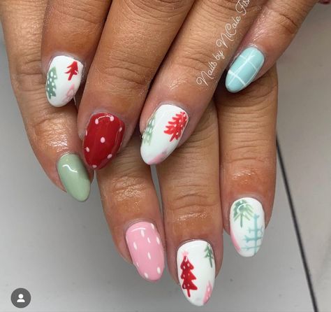 Beach Vacation Christmas Nails, Christmas Boho Nails, Christmas Flamingo Nails, French Nails With Christmas Design, Hawaiian Christmas Nails, Beachy Christmas Nails, Christmas Cruise Nails, Christmas Beach Nails, Beach Christmas Nails