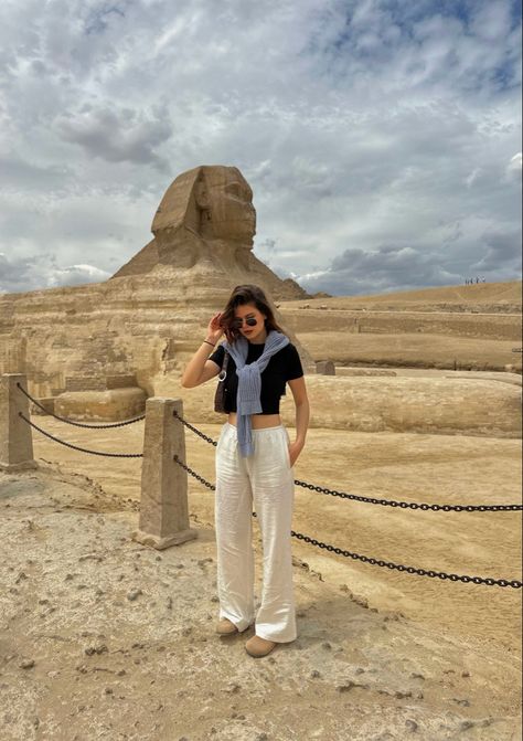 Pyramids Egypt Outfit, Giza Pyramids Outfit, Trip To Egypt Outfit, Egypt Summer Outfit, Egypt Holiday Outfits, Luxor Egypt Outfit, Egypt Vacation Outfit, Egypt Outfit Ideas, Pyramids Outfit