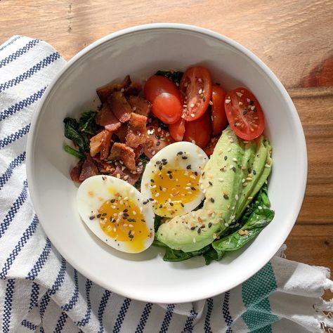 Keto Breakfast Bowl Eggs Tomato, Low Carb Quiche, Best Keto Breakfast, Plats Healthy, Healthy Breakfast Bowls, Bacon Eggs, Simple Salad, Keto Diet Breakfast, Diner Recept