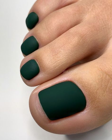 a matte dark green pedicure is a chic and stylish idea for the fall, and such a color is great for winter, too Dark Color Pedicure, Matte Pedicure Ideas, Green Toes Nails, Dark Green Pedicure, Matte Pedicure, Best Pedicure Colors, Green Pedicure, Pedicure Trends, Green Toe Nails