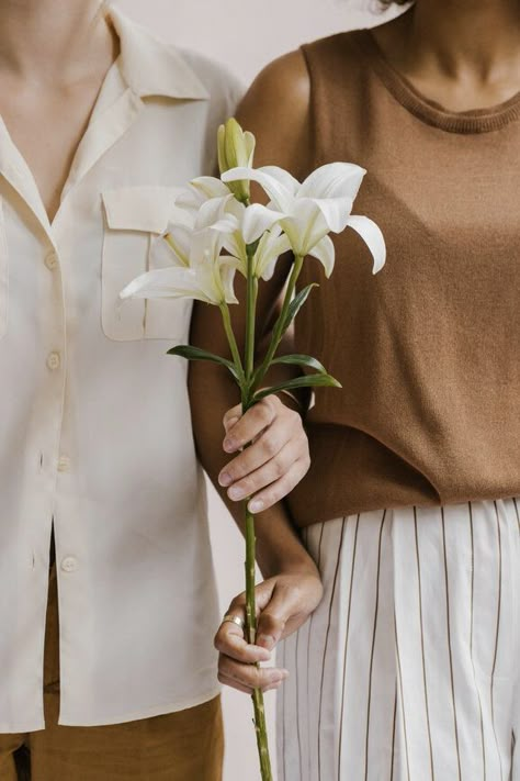 Photographie Portrait Inspiration, Cultural Appropriation, Holding Flowers, Clothing Photography, Design School, Foto Art, Minimalist Wardrobe, 인물 사진, Female Poses