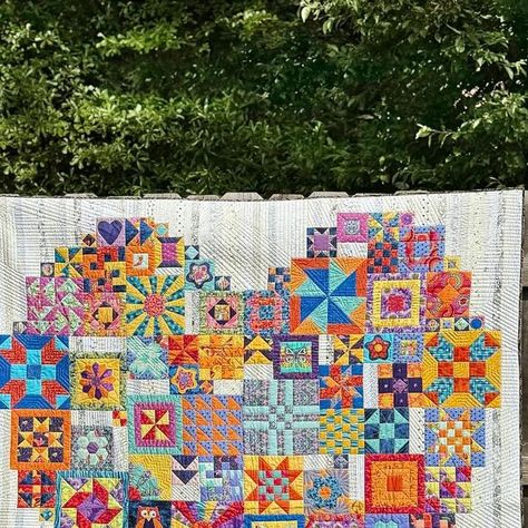 Jen Basford on Instagram: "Boho Heart was one of my favorite quilts to make so far, and it’s where I fell in love with low volume fabrics. I took my time on this quilt and pieced each block individually (without any reference to the overall quilt) over the course of 3-4 months. I also added a row on each side and lengthened the quilt at the top and bottom so that the heart ‘popped’ a bit more. I’m a big fan of ‘back stories’ on quilts as well, and I always try and put something special on the back of a quilt even if it’s a solid wideback fabric.   Pattern: Boho Heart by @jenkingwell  Quilted by me on a Gammill longarm . . . . . . . #modernquilter #bohoheart #bohoheartquilt #jenkingwell #imsewjen #fabriclove #scrappyquilt #lowvolumefabric #quilting #quiltersofinstagram #quiltersgonnaquilt # Boho Quilt Pattern, I Found A Quilted Heart Pattern, Boho Heart Quilt, Exploding Heart Quilt, Watercolor Heart Quilt Pattern, Boho Quilt Spoonflower, Boho Heart Quilt Jen Kingwell, Quilts To Make, Freemotion Quilting