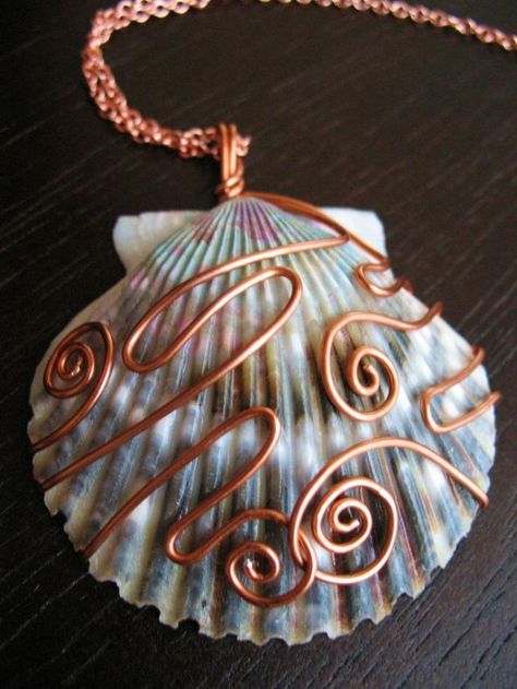 Copper Wire Wrapped Shell Pendant Art Using Sea Shells, Diy Trinkets, Shell Projects, Kule Ting, Seashell Projects, Ge Bort, Bijoux Fil Aluminium, Sea Jewelry, Seashell Jewelry