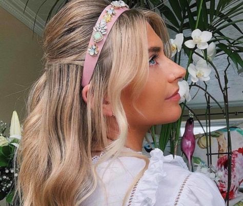 insanely pretty headband hairstyles to copy now Wedding Guest Headband Hairstyles, Half Up Half Down With Headband, Girls Hairstyles With Headband, Half Up With Headband, Chunky Headband Hairstyles, Headband Hairstyles With Bangs, Hairstyles With A Headband, Hairstyle With Headband, Headbands Hairstyles Short