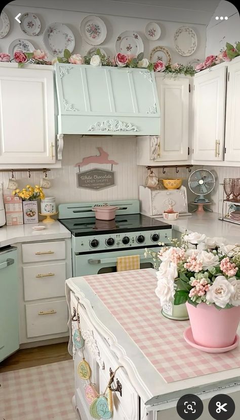 Pink Kitchens, Vintage Appliances, Casa Country, Pretty Kitchen, Shabby Chic Interiors, Casa Vintage, Classy Decor, Cottage Kitchens, Chic Kitchen