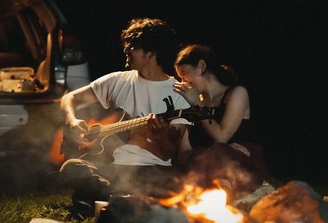 Camp Romance Aesthetic, Campfire Date Night, Camping Love Romantic, Camping Relationship Goals, Summer Camp Aesthetic Couple, Campfire Couple Aesthetic, Campfire Guitar Aesthetic, Camp Love Aesthetic, Camping With Boyfriend Aesthetic