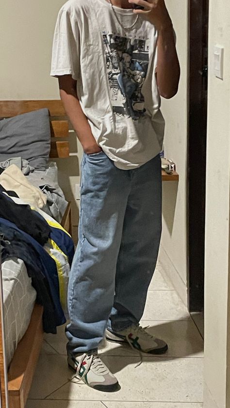 Man In Baggy Clothes, Graphic Tees Guys Aesthetic, Baggy Guy Jeans, Baggy Outfit Guy, Men Outfits Baggy Jeans, Mens Fashion Baggy Jeans, Guy Baggy Jeans Outfit, Baggy Man Style, Mens Outfits Blue Jeans