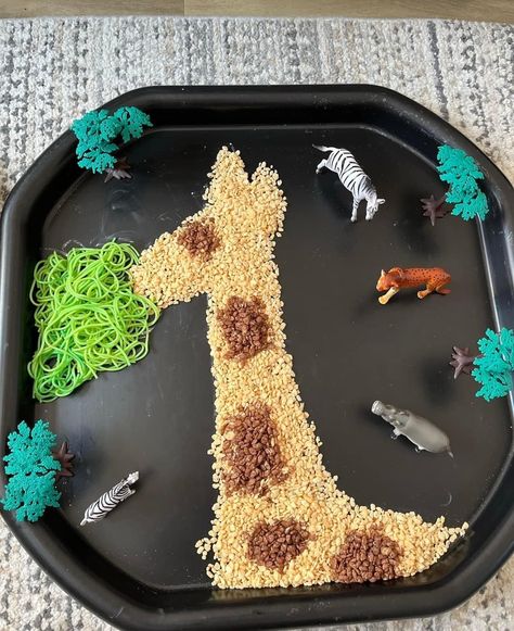 Jungle Sensory Activities, Jungle Tuff Tray Ideas, Safari Tuff Tray Ideas, Wild Animals Activities For Toddlers, Africa Tuff Tray Ideas, Jungle Activities Eyfs, Zoo Tuff Tray, Safari Sensory Activities, Animal Tuff Tray Ideas