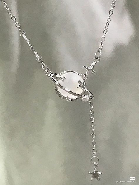 Necklesses Aesthetic, Accessories Aesthetic Necklace, Colares Aesthetic, Moon Jewelry Silver, Edgy Necklace, Edgy Jewelry, Pretty Jewelry Necklaces, Nice Jewelry, Jewelry Accessories Ideas