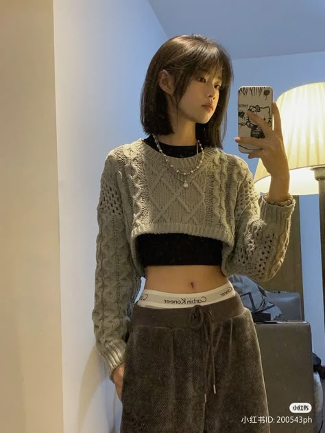 Cute Casual Dance Outfits, Croptop Sweaters Aesthetic, Btbt Dance Outfit, Outfit Ideas Chinese Street Style, Acubi Fashion Winter Outfits, Comfortable Date Outfits, Fashion Chingu Outfits, Acubi Winter Fit, Boxers Outfit Female Aesthetic