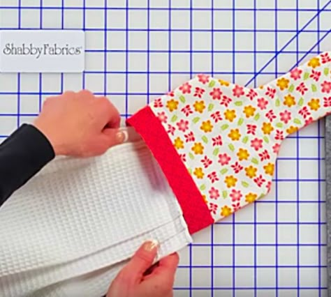 Learn To Sew A DIY Hanging Tea Towel https://diyjoy.com/learn-to-sew-a-diy-hanging-tea-towel/ Kitchen Towels Hanging Pattern, Oven Door Hanging Towels Pattern, Diy Hanging Hand Towels, Dollar Tree Dish Towel Crafts, Fabric Towel Topper, Tea Towel Toppers Sewing, Sewing Towels Kitchen, Kitchen Items To Sew, Hanging Kitchen Towels Diy Free Pattern Ideas