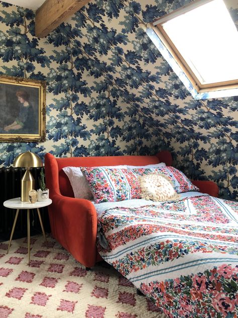 Eclectic Decor Bohemian, Small Guest Rooms, Mixing Patterns, Idle Hands, Eclectic Bedroom, Interiors Dream, House Beautiful, Wallpaper Bedroom, Cozy Space